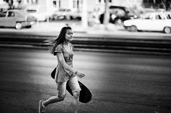 Mulher andando de skate