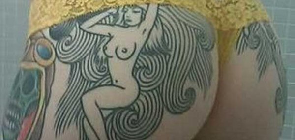 Tatuagens femininas desenhadas em lugares íntimos (29)