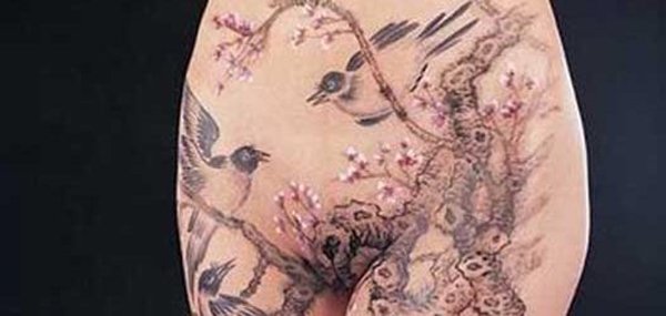 Tatuagens femininas desenhadas em lugares íntimos (8)