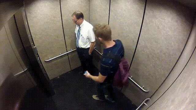 abraco-no-elevador