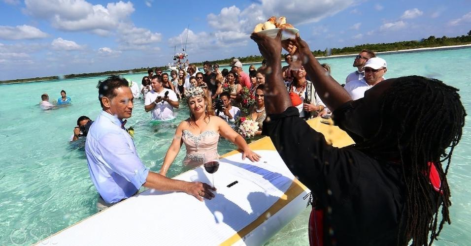 Noivos decidem se casar dentro d'água no mar do Caribe