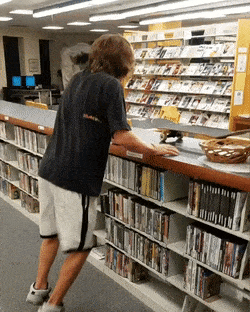 andando-de-skate-na-biblioteca