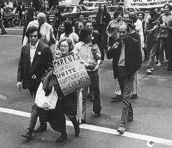 Jeanne Manford marcha com seu filho gay durante uma Parada do Orgulho 1972