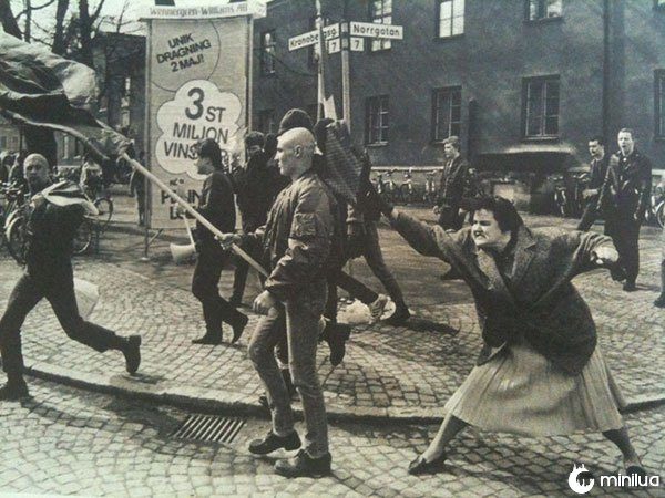 Mulher acertando manifestante neo nazista