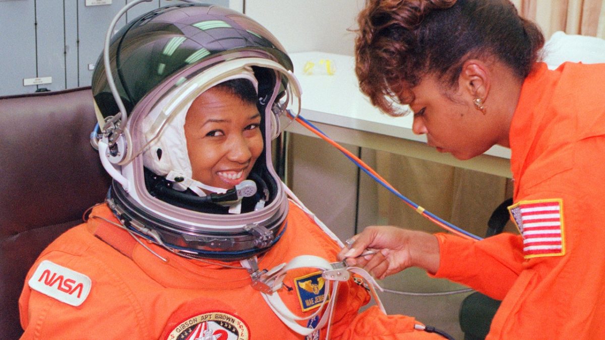 Mae Jemison 1956 médica engenheira e astronauta que foi a primeira mulher negra a viajar ao Espaço.