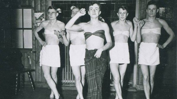 Soldados nazistas fazem performance de dança usando vestidos