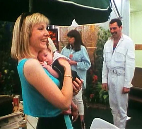 Mary Austin e o filho Richard com o padrinho Freddie Mercury