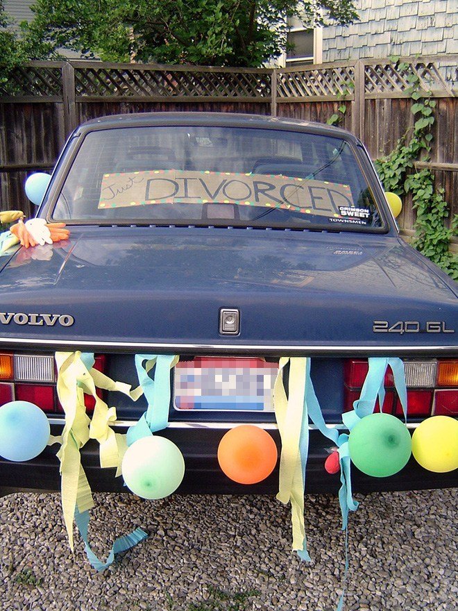 Just Divorced Pessoas celebrando o dia mais feliz de suas vidas 10