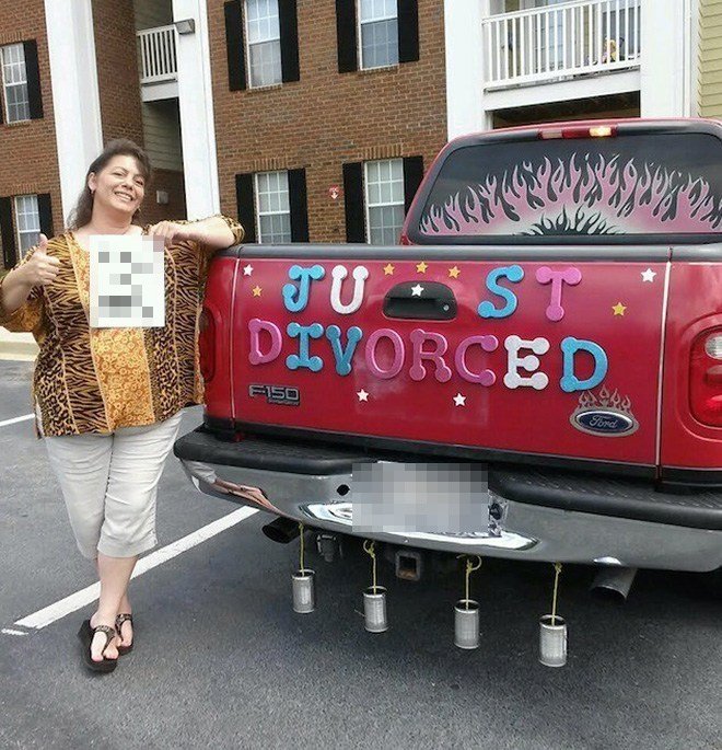 Just Divorced Pessoas celebrando o dia mais feliz de suas vidas 16