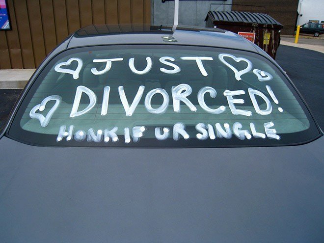 Just Divorced Pessoas celebrando o dia mais feliz de suas vidas 8