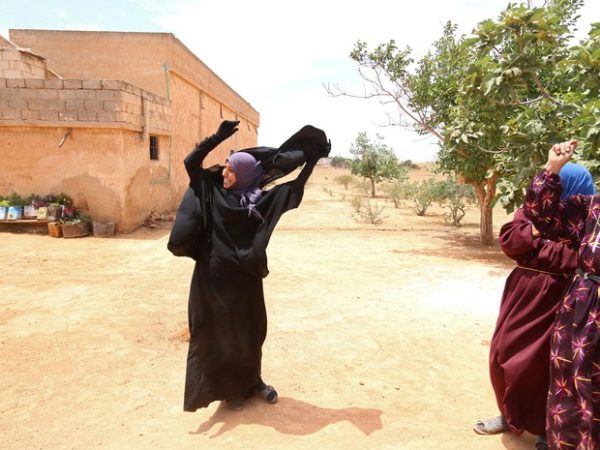 Mulher libertada do Estado Islâmico: imagens mostram liberdade feminina 