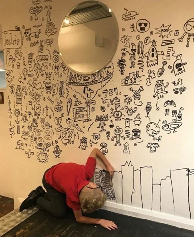 Joe Whale Menino a que tinha problemas na escola por desenhar na parede e contratado pra decorar restaurante inteiro 1