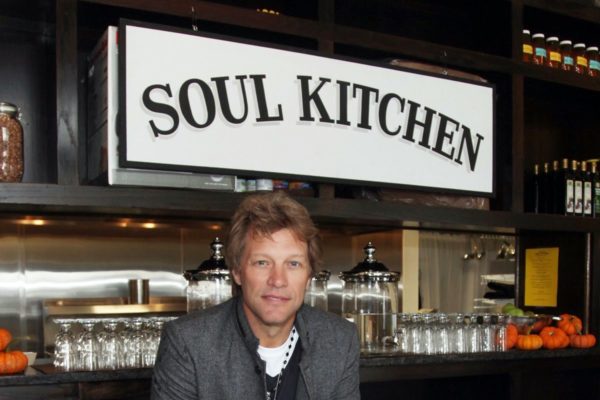 Bon Jovi abre restaurante comunitário para universitários de baixa renda 
