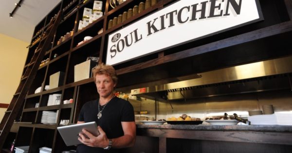 Bon Jovi abre restaurante comunitário para universitários de baixa renda 