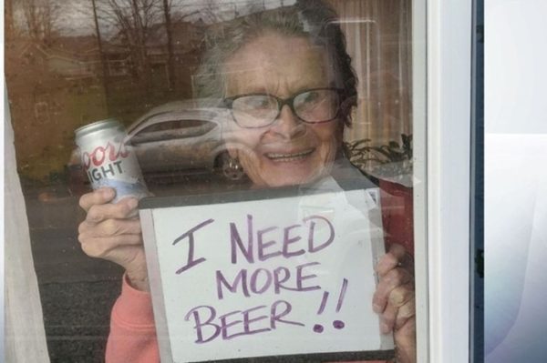 Em quarentena idosa pede mais vinho através de cartaz no Canadá Outra na Pensilvânia prefere que lhe levem cerveja