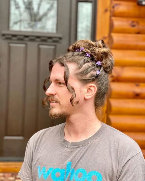 Sem poder trabalhar, Heidi Oley produz um penteado diferente por dia em seu namorado