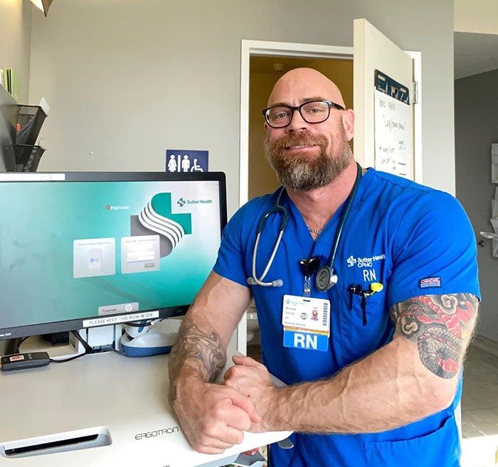 Mike Schultz: seis semanas após ter se infectado com a Covid-19, enfermeiro revela fotos do antes e do depois e resultado surpreende