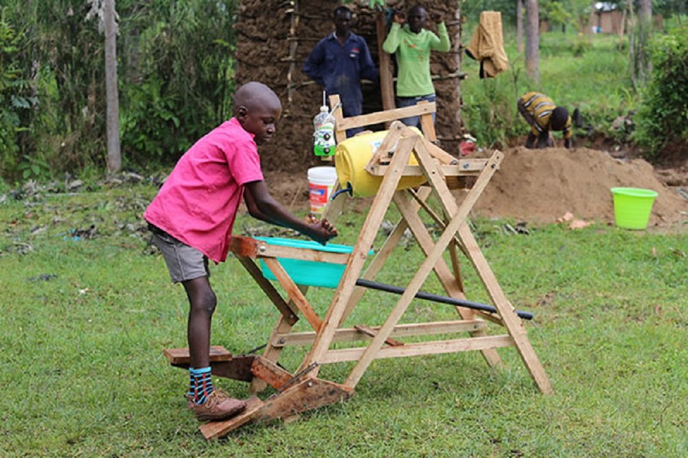 Stephen Wamukota: garoto de 9 anos usa a criatividade e cria engenhoca para lavar mãos e prevenir a COVID-19