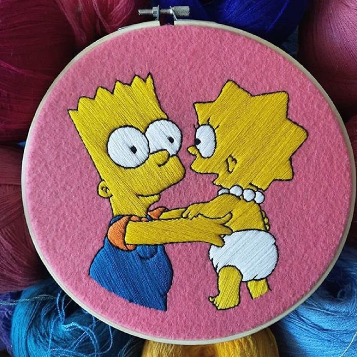 Artista Gabriela Martinez cria bordados de cenas de Os Simpsons 30