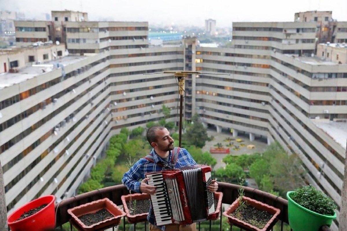 Essas fotografias de musicos nos terracos falam bastante sobre a solidao da pandemia no Oriente Medio 4