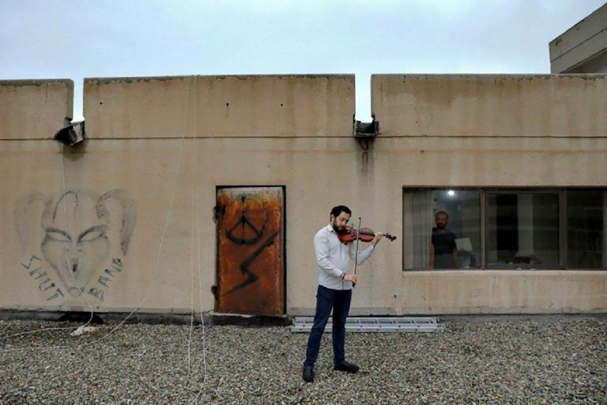Essas fotografias de musicos nos terracos falam bastante sobre a solidao da pandemia no Oriente Medio 8
