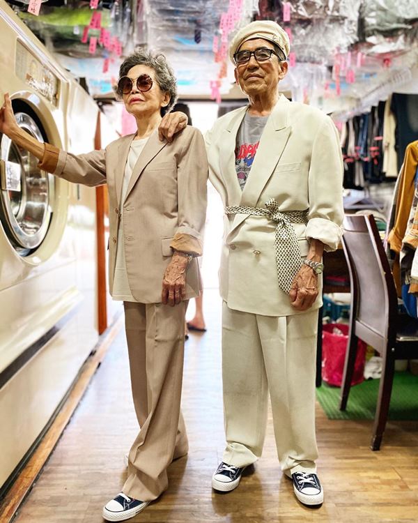 Este casal de idosos se diverte com roupas de modelagem deixadas na lavanderia 10