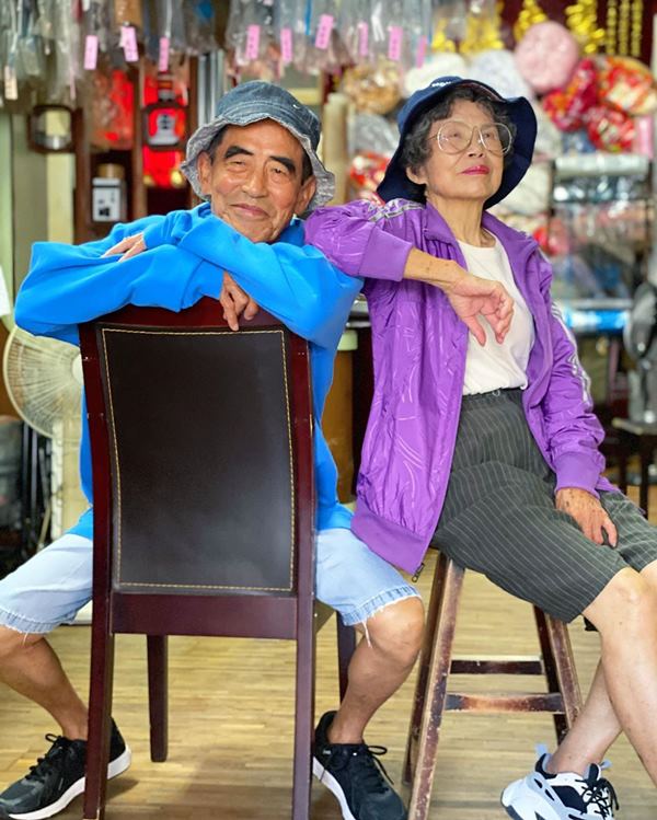 Este casal de idosos se diverte com roupas de modelagem deixadas na lavanderia 2
