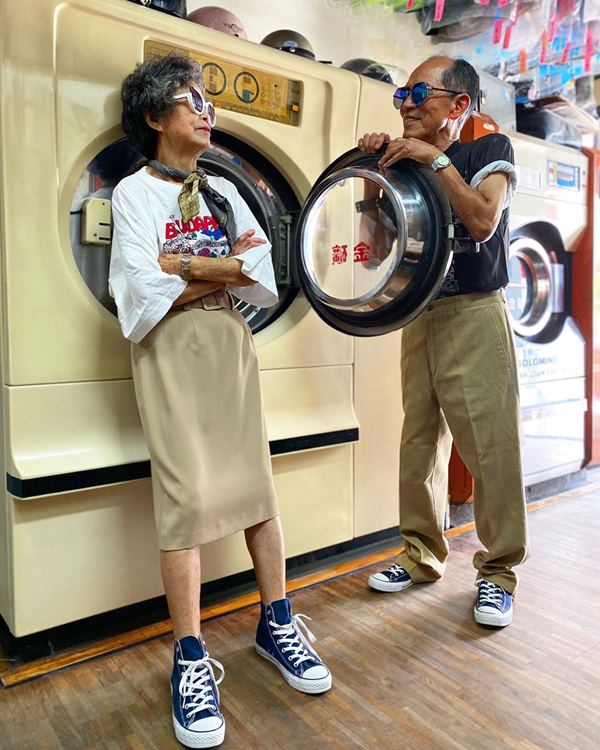 Este casal de idosos se diverte com roupas de modelagem deixadas na lavanderia 5