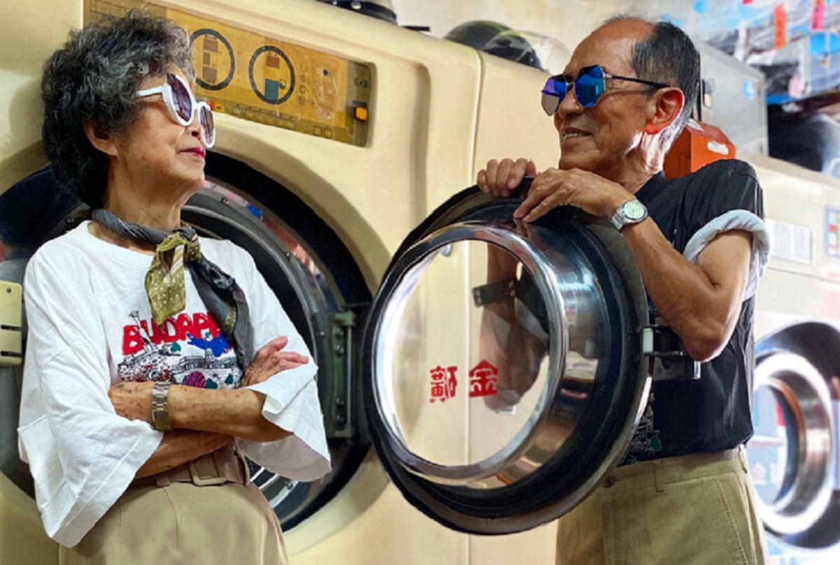 Este casal de idosos se diverte com roupas de modelagem deixadas na lavanderia