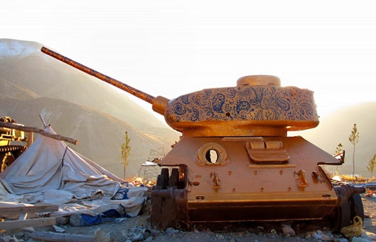 Neda Taiyebi artista transforma tanques de guerra abandonados em obras de arte 2