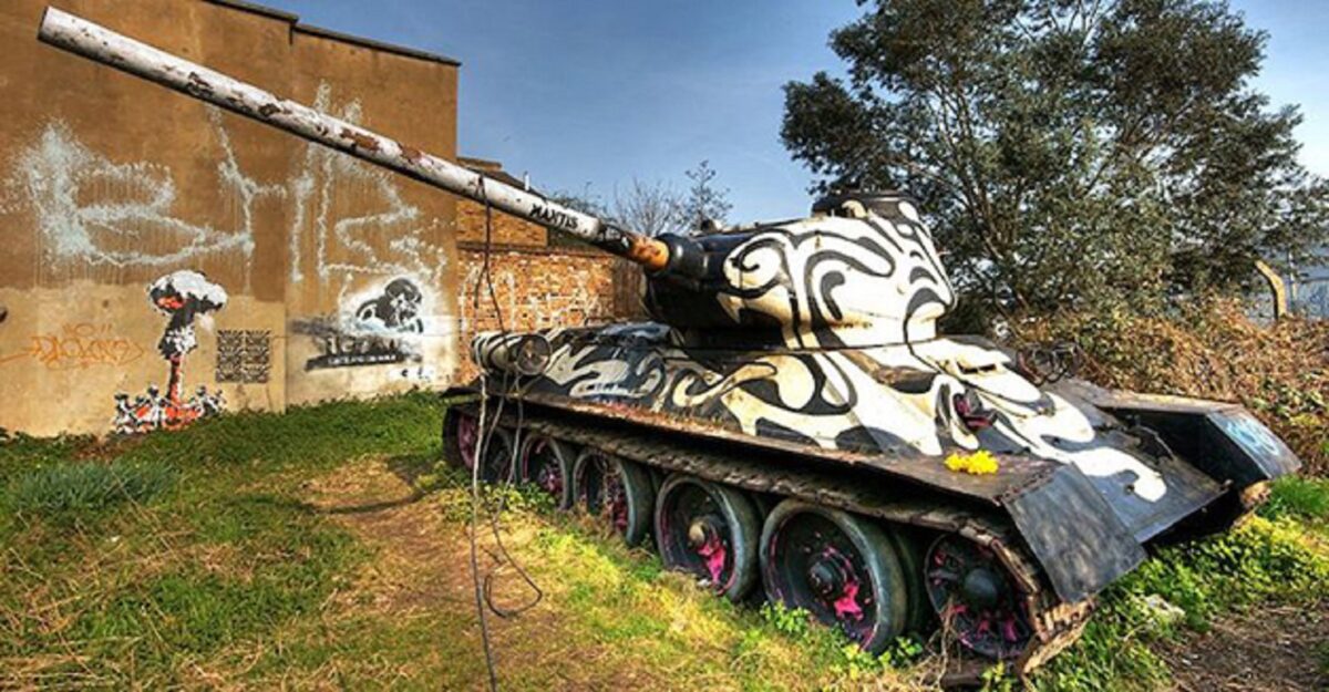Neda Taiyebi artista transforma tanques de guerra abandonados em obras de arte 3
