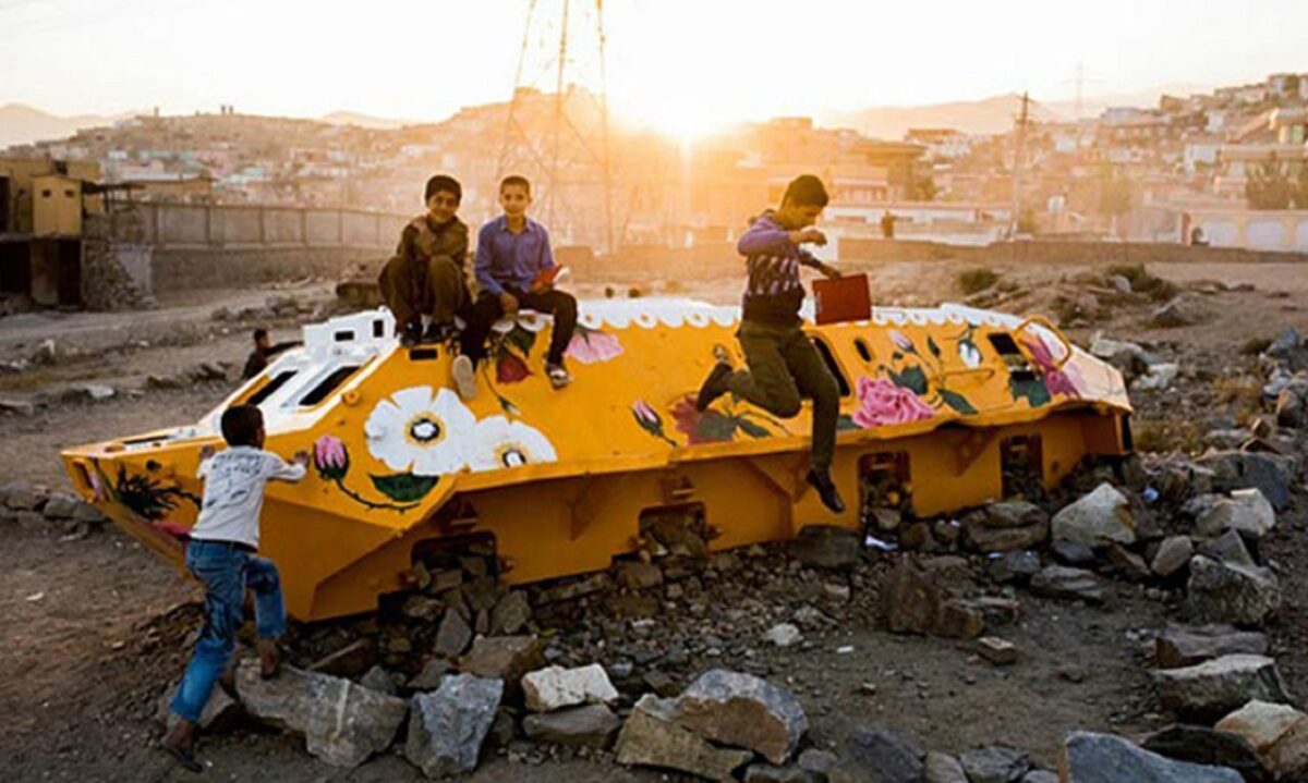 Neda Taiyebi artista transforma tanques de guerra abandonados em obras de arte 5