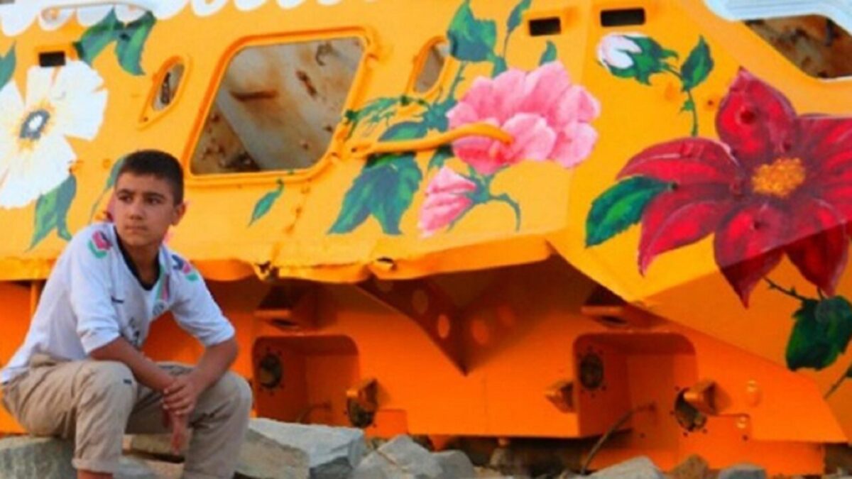 Neda Taiyebi artista transforma tanques de guerra abandonados em obras de arte 6