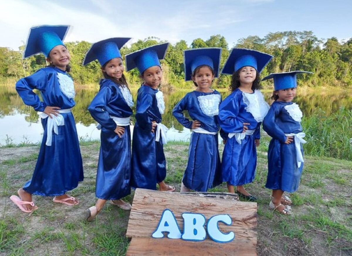 Confira esta linda sessao de fotos que marca a alfabetizacao de criancas ribeirinhas no Amazonas 2