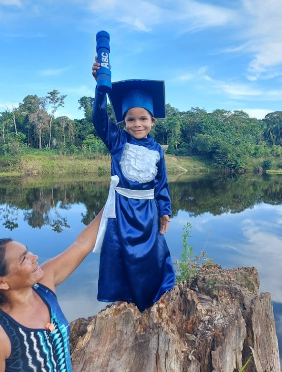 Confira esta linda sessao de fotos que marca a alfabetizacao de criancas ribeirinhas no Amazonas 7