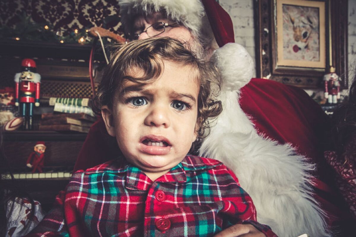 Jeff Roffman fotografo registra serie hilaria de criancas chorando por causa do Papai Noel 10