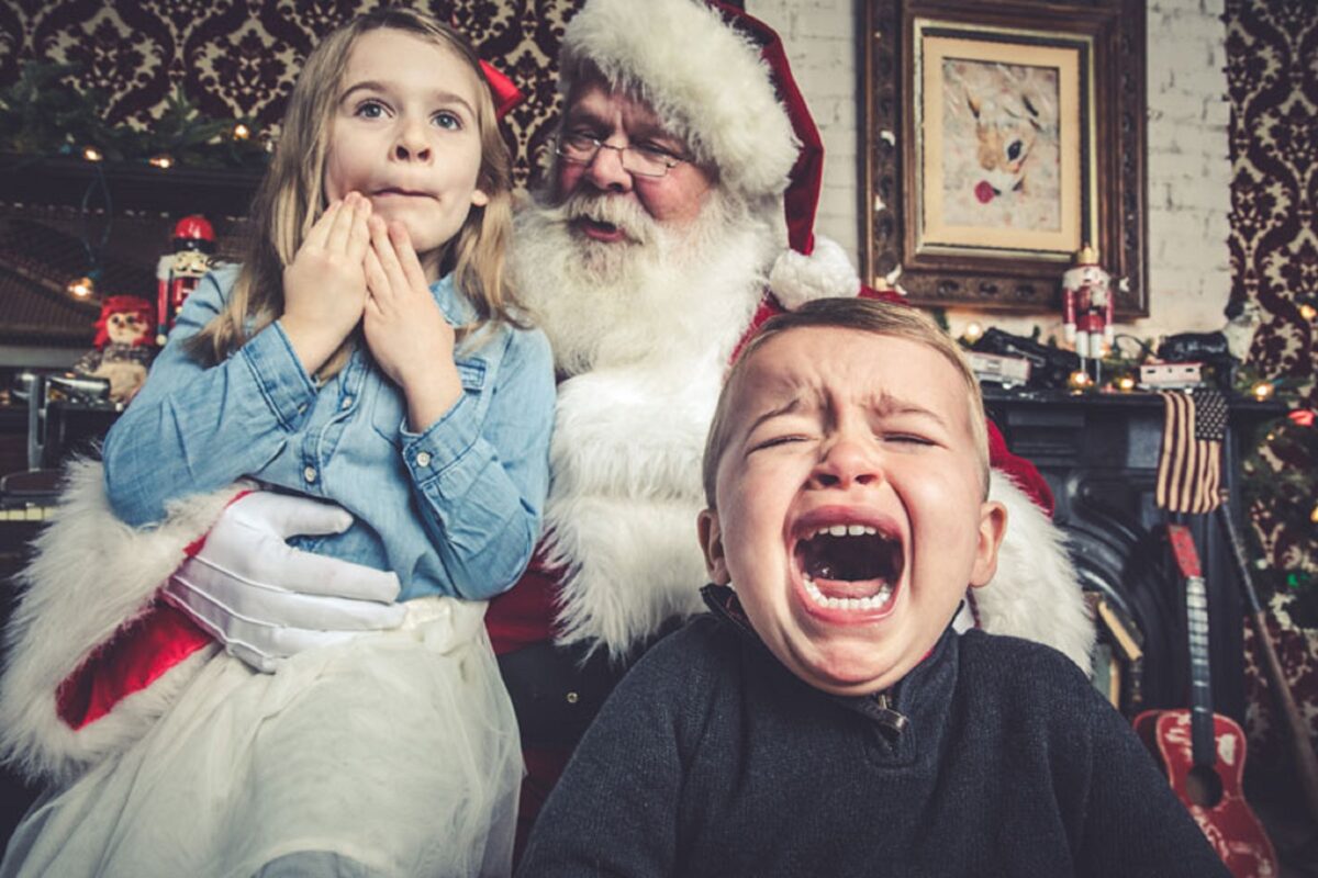 Jeff Roffman fotografo registra serie hilaria de criancas chorando por causa do Papai Noel 11
