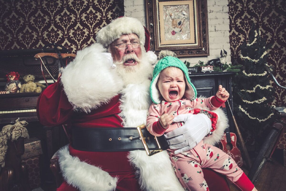 Jeff Roffman fotografo registra serie hilaria de criancas chorando por causa do Papai Noel 12