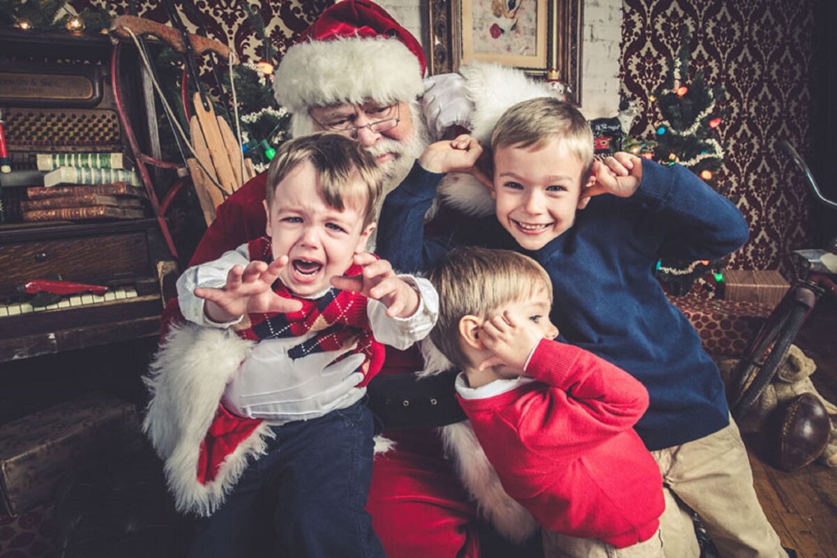 Jeff Roffman fotografo registra serie hilaria de criancas chorando por causa do Papai Noel 4