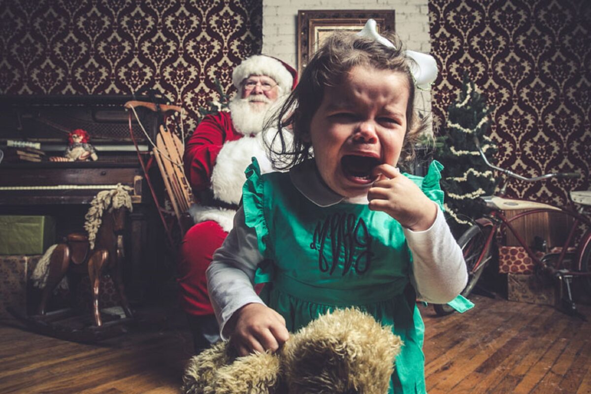 Jeff Roffman fotografo registra serie hilaria de criancas chorando por causa do Papai Noel 7