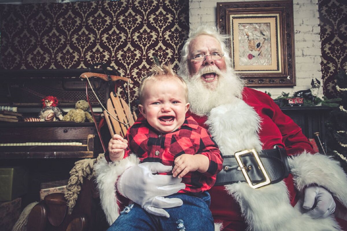 Jeff Roffman fotografo registra serie hilaria de criancas chorando por causa do Papai Noel 8