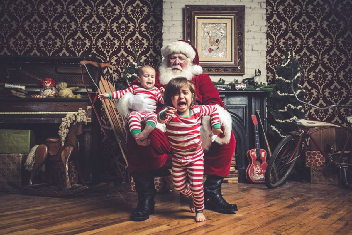 Jeff Roffman fotografo registra serie hilaria de criancas chorando por causa do Papai Noel 9