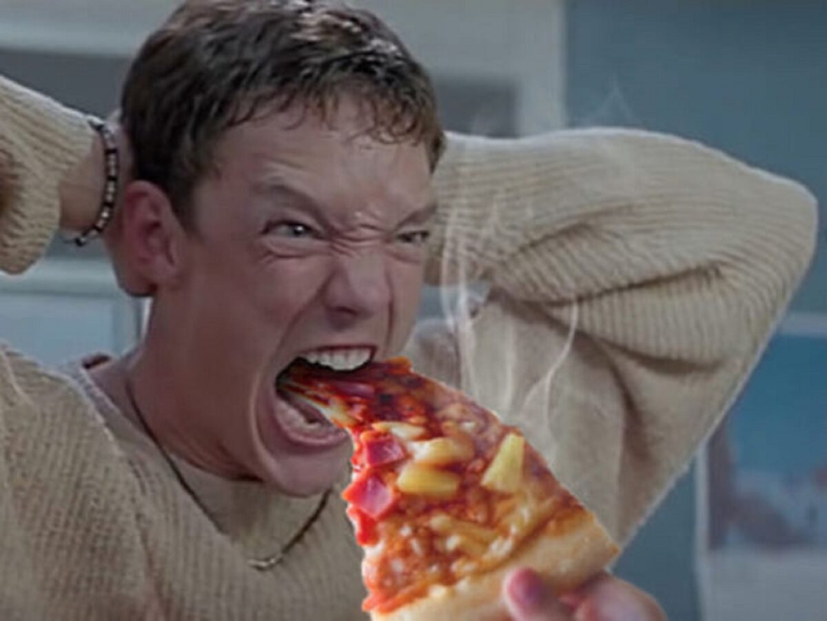 Pizzas adicionadas em filmes de terror atraves do Photoshop 12
