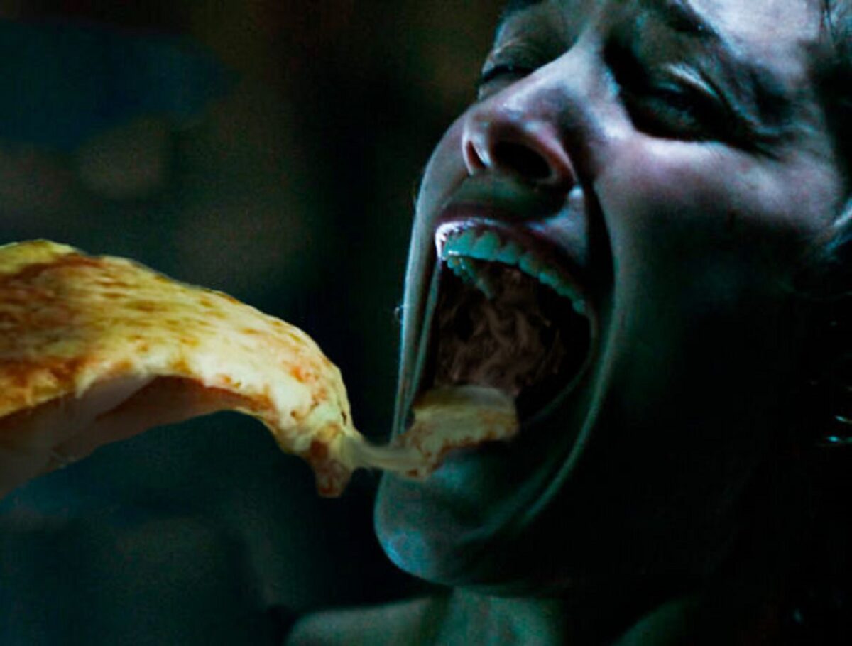 Pizzas adicionadas em filmes de terror atraves do Photoshop 15