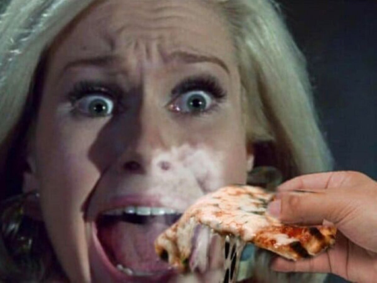 Pizzas adicionadas em filmes de terror atraves do Photoshop 17