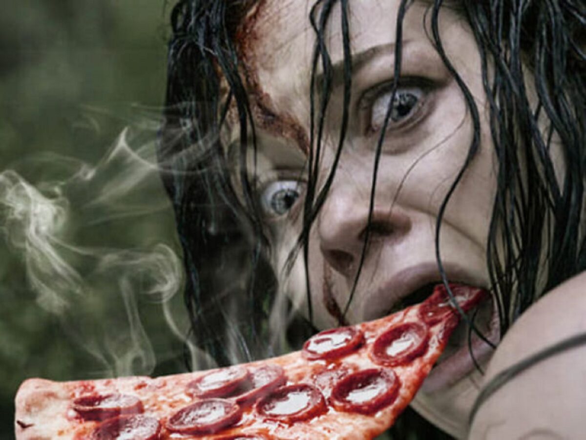 Pizzas adicionadas em filmes de terror atraves do Photoshop 18