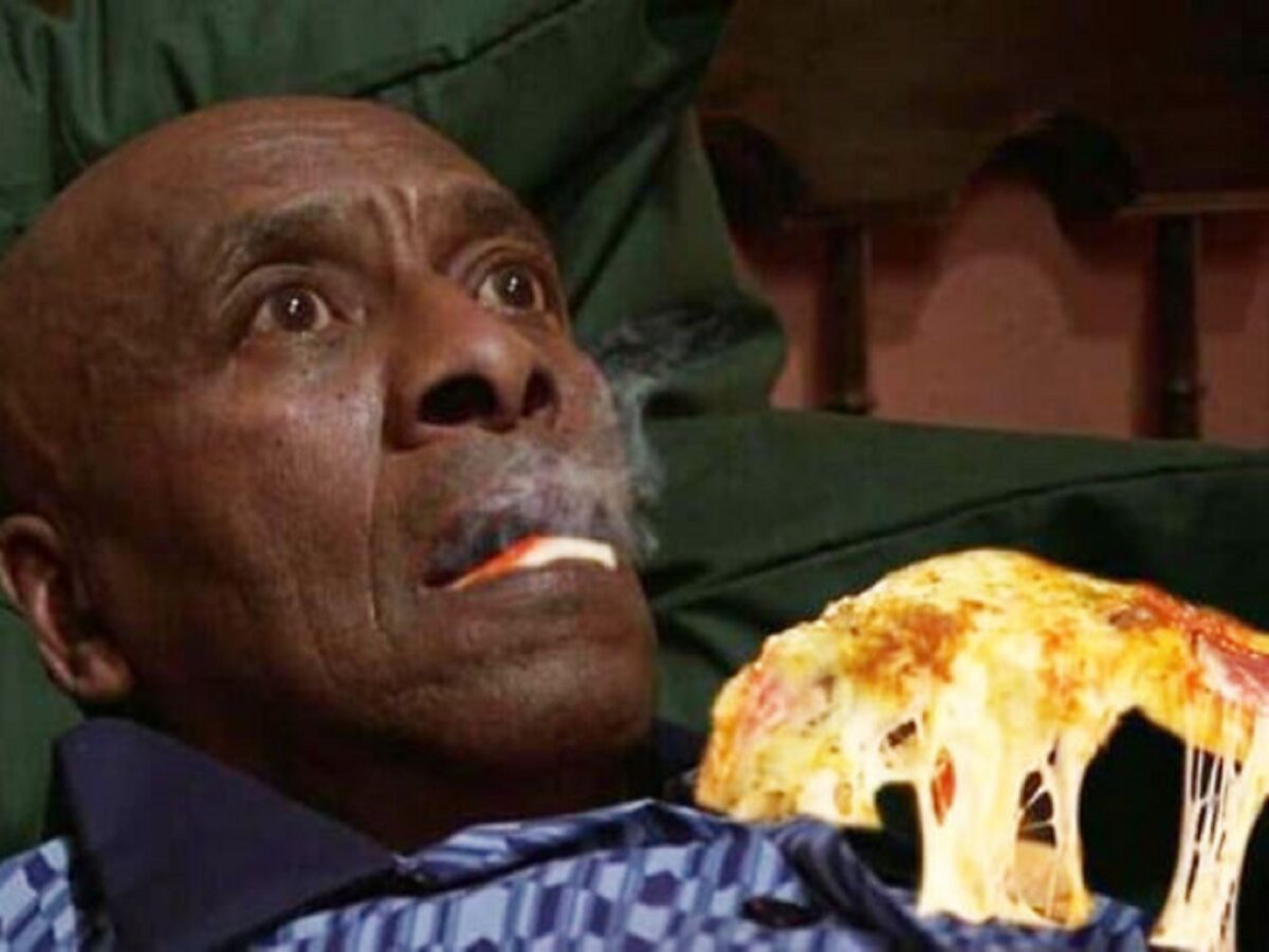 Pizzas adicionadas em filmes de terror atraves do Photoshop 19